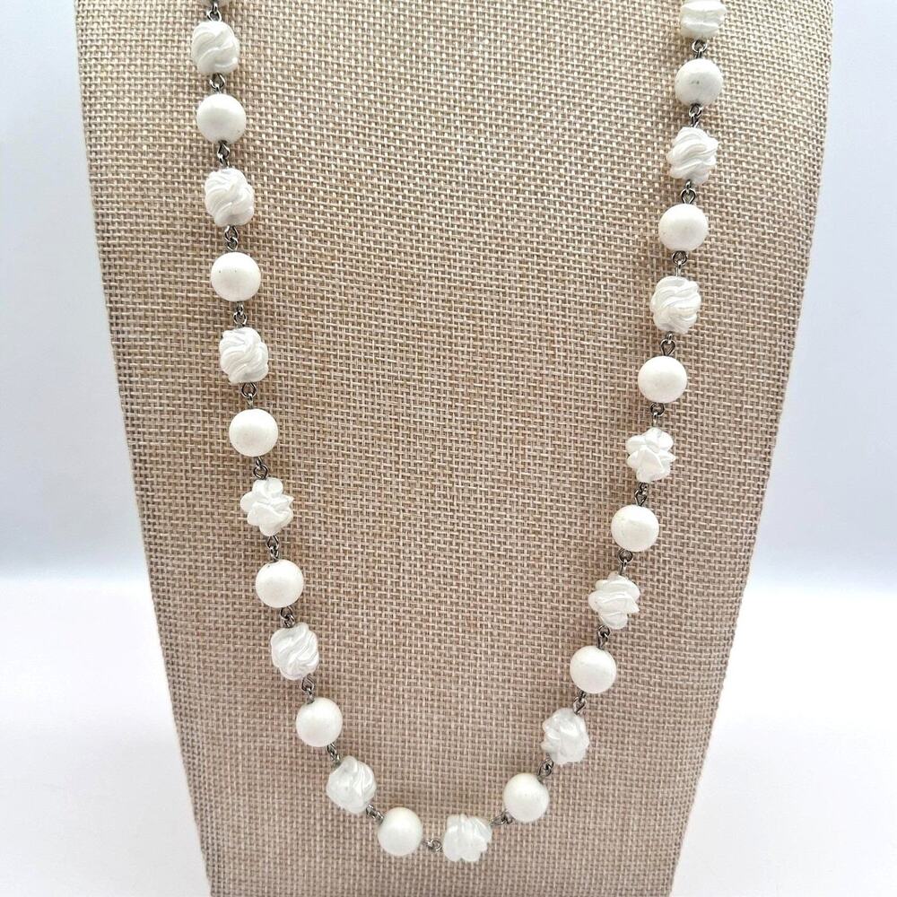 VTG White Molded Beaded Strand Necklace Silver Tone Link Textured Bead Statement
